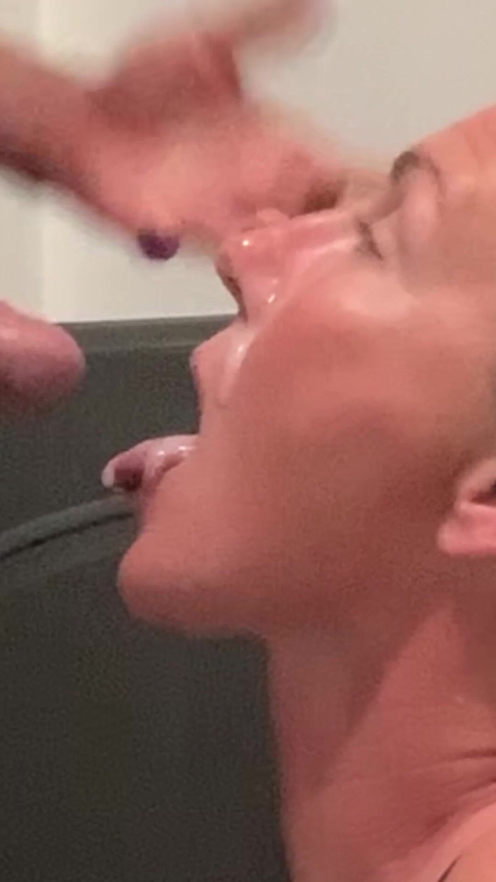 Farmers Wifey: De près, trempée dans un facial énorme soumis au sperme