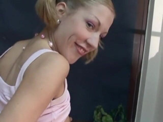 Teens Get it Hard: Una troia bionda magra ingoia questo cazzo duro