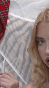Der sexy pornostar chloe cherry genießt einen urlaubsrauch