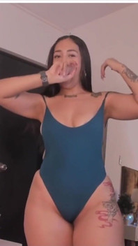 Latina dengan pantat besar dan tatu seronok dikongkek pada kamera oleh semua orang