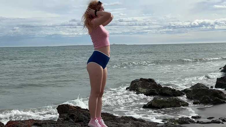 Sheryl X Sinclair: Gode di sabbia scura e playa, raccolta di conchiglie