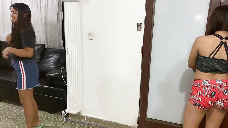 DAYANNA: Я трахаю свою сусідку-лесбіянку і смокчу її пизду, поки не втомлюся.