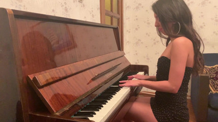 Katty West: La giovane katty west si masturba seduta su un pianoforte