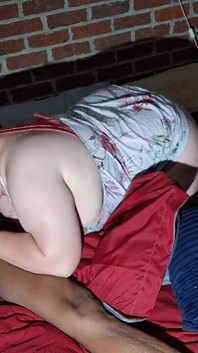 Lynn si cewek ceroboh lagi asik nyepong kontol dengan penuh gairah
