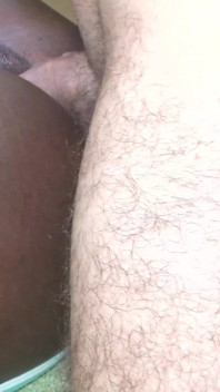 黑色毛茸茸的阴户性交和被大白鸡巴和粘稠的精液填满