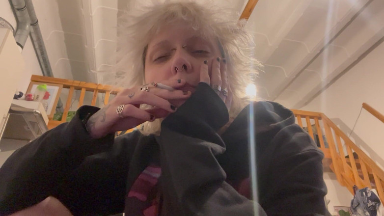 Glitterqueen1999: Une fille gothique sans maquillage fume une cigarette