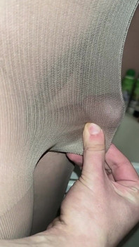 Ich habe sexy nackte strumpfhosen von einer freundin genommen und bewundere meinen saftigen schwanz auf einer party
