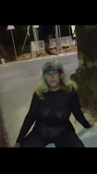 13번 도로 옆에서 대중 앞에서 과시하는 멜