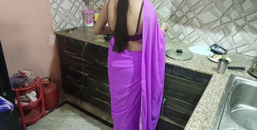 Saarabhabhi6: Hindský sexuální příběh Roleplay - Desi indická macecha překvapí svého nevlastního...