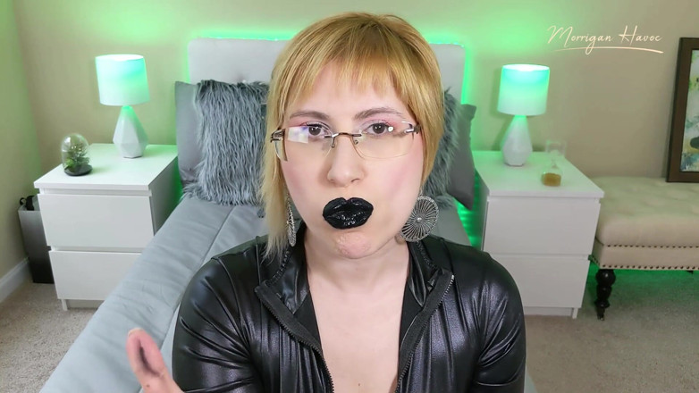 Morrigan Havoc: Putting On Black Lipstick