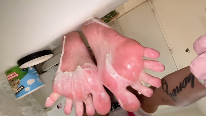 Nali Marie: Mencurahkan ais krim pada kaki kecil saya yang melengkung sudut...