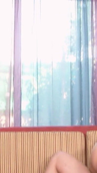 被抓到的家庭主妇场景-2_brunette与大奶子，家庭主妇喜欢操她的肌肉发达的邻居