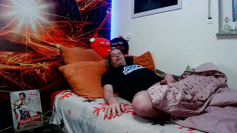 Ken: 拥有巨大奶子的金发熟女像挤奶机一样撸管。大量射精