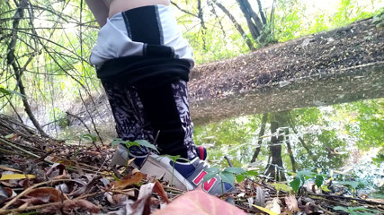 Elena: Nectar doré de ma chatte baisée sur la rivière