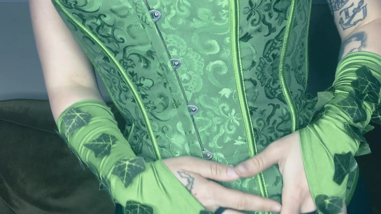 Deanna deadly: Ivys tease and poison kiss for POV superhero