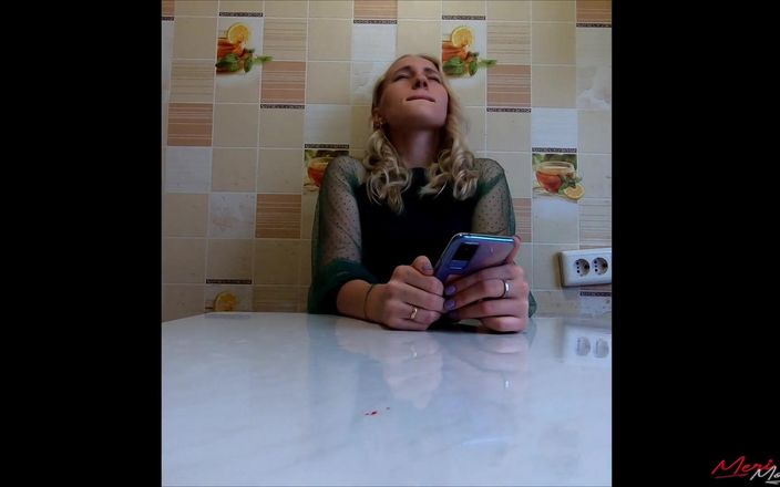 Meri-Mouse: Fata îl citește pe Harry Potter în timp ce stă pe vibrator