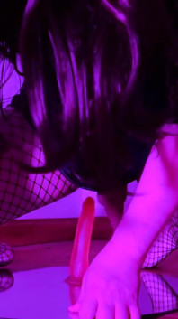 Travestiet berijdt dildo op spiegel en komt klaar