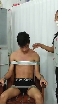 Krzesło związane i łaskoczone przez trzy zakneblowane dziewczyny z taśmy microfoamly!