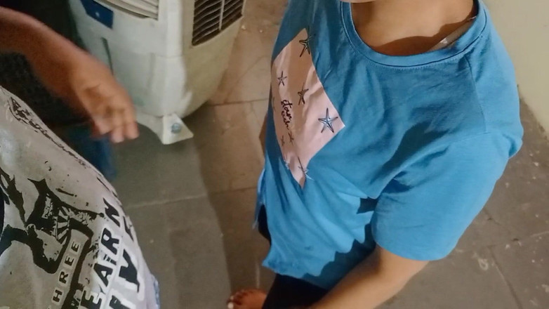 NikiRathod: Tampar pantatnya dengan keras dan membuatkannya mengambil blowjob