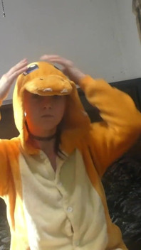 Рене Сакуя в костюме Charizard танцует, немой фильм