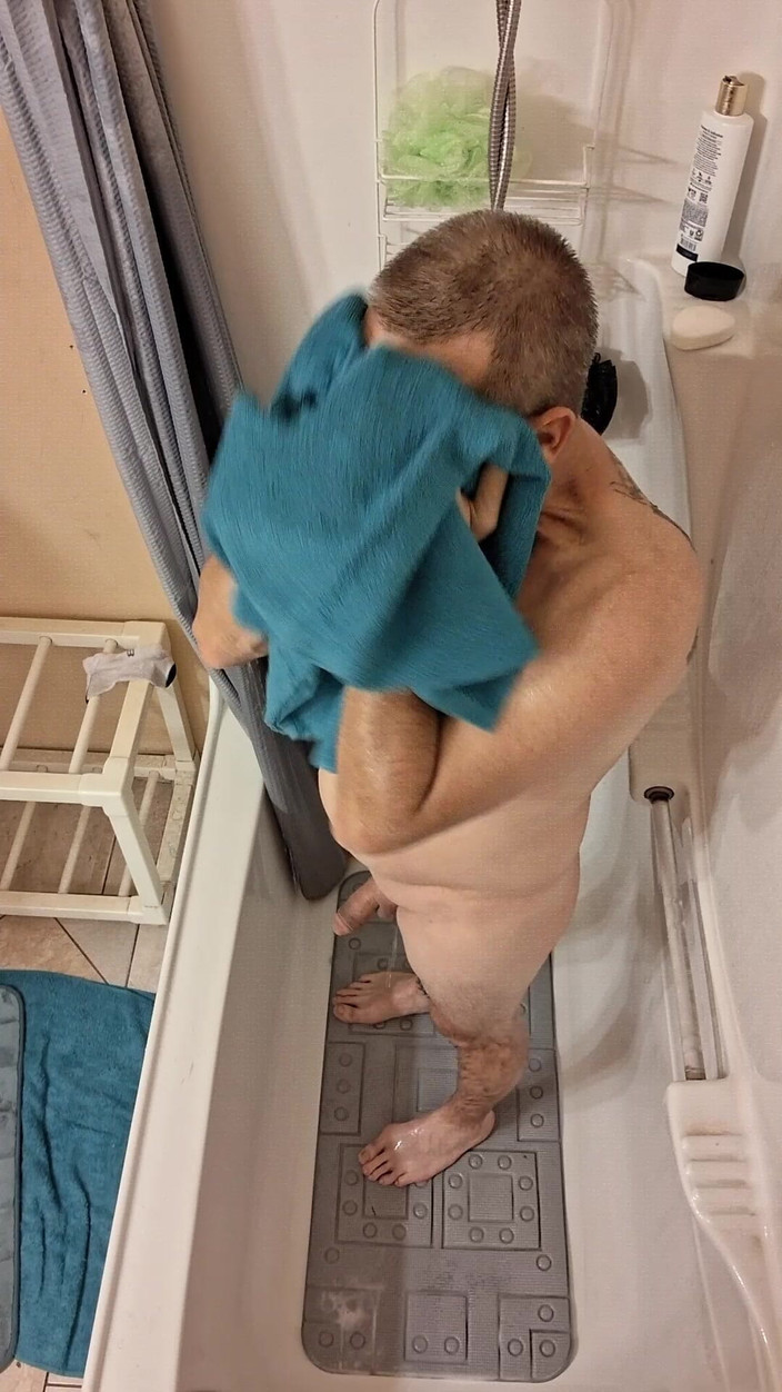 DubeSnackes: Dubesnackes, Montrant Son Temps, Savonner Et Caresser Son Corps Sexy.