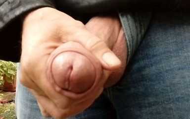 Rockardglans: Velký výstřik venku mluví sprostě na zahradě. Rockard táta