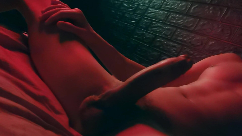 SEXY_GUYBEST: Geceleri büyük bir yarağa tutkuyla mastürbasyon yapıyor ve inliyor!