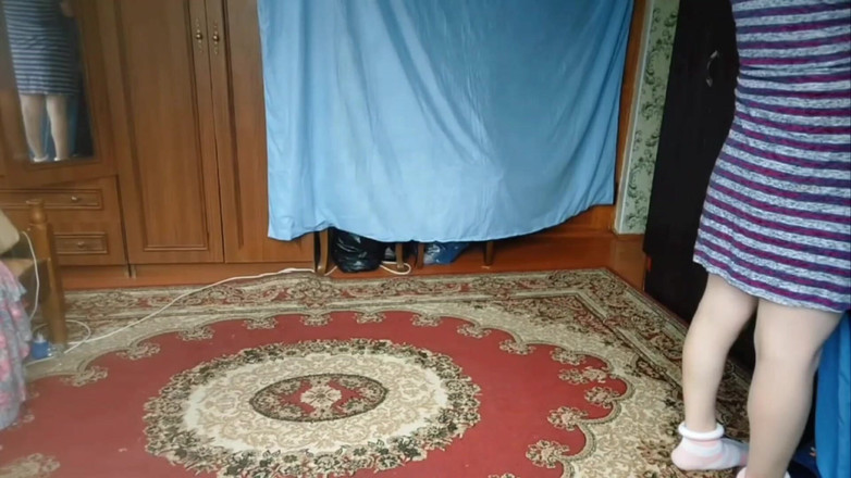 Kitty_Cross: かわいいフェムボーイが素足にオーバーサイズのセーターをかぶる