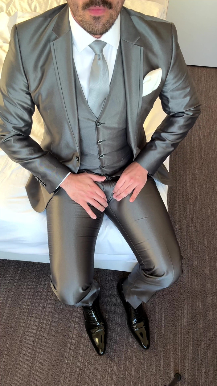 Master Shiny Shoes: 新郎がホテルの部屋で自慰