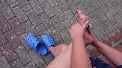 Hot-Pussy66: Outdoor foot care on the left foot