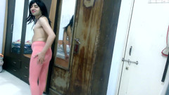 Cute & Nude Crossdresser: Carina sissy travestito femboy Sweet Lecca-lecca lega un collant rosa.