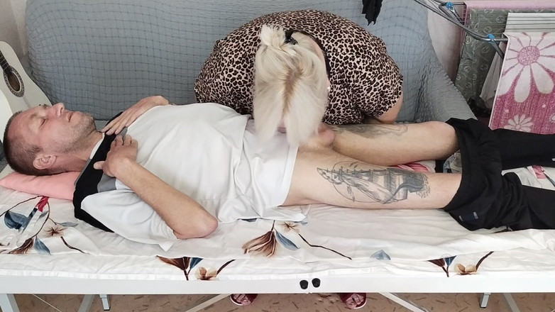 Zona901: Подруга смокче і дрочить мій член на масажний стіл і ковтає сперму