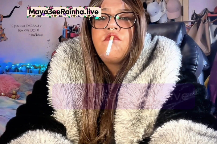 Goddess Maya3ee Rainha: Chainmoking královna v kožešinách BBW MILF zelené oči, červené nehty, rty...