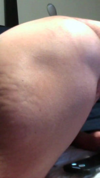 Gorąca MILF ma wyszkolony tyłek z dużą wtyczką, podczas gdy ona vibes herpussy