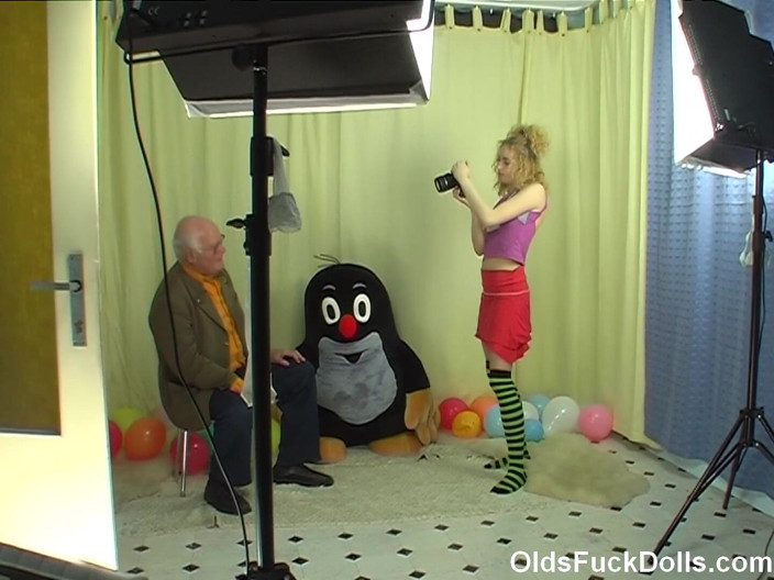 Olds Fuck Dolls: boodhe guriya chodte hain - daadaaji mirek (83) kamsin modal sarah Sweet...