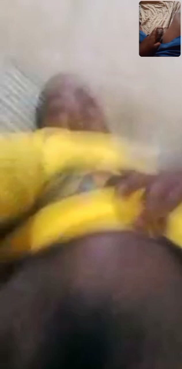 Sugarmama video call mutual masturbation: Figa pelosa gioca in video chat