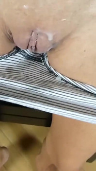 Seks stojący z wytryskiem w majtkach