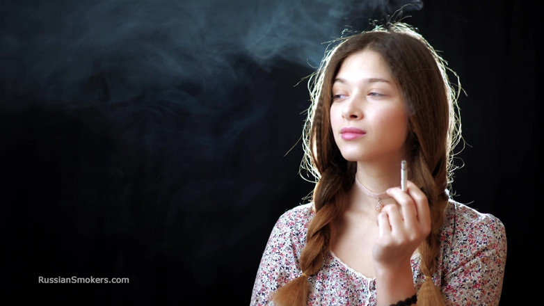 Russian Smokers: Sexy ruská dívka kouří cigaretu pomalé škádlení