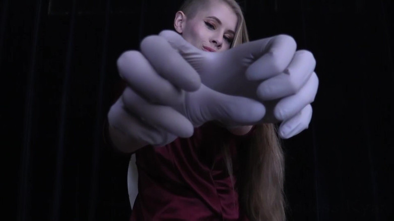 Kyaa Chimera: Fetiș cu mănuși medicale