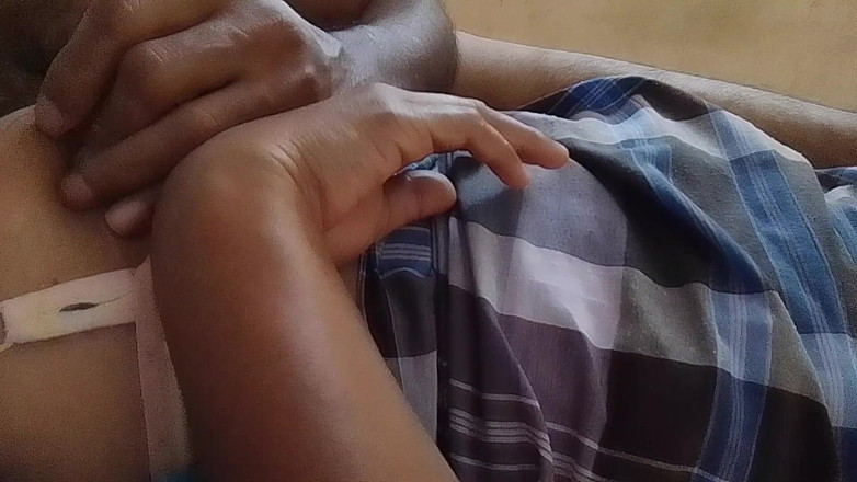 Skydreem1104: Mąż masuje rękami piersi żony