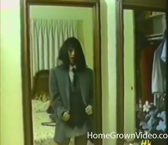 Homegrown Vintage: O brunetă excitată este futută pentru o ejaculare facială