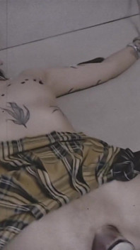 Zavázané oči, černý vosk, vaginální pumpa a použití