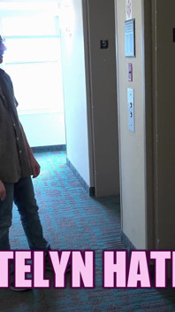 Katelyn trouve une bite à la convention porno