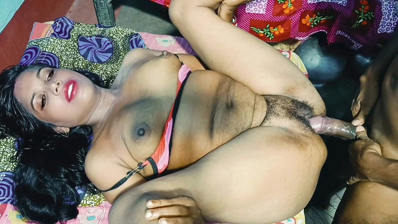 Somausha: Hintli kadın aile vuruşu desi pornosuyla sikiliyor