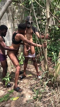 Cewek semok ini lagi asik ngentot kontol besar dan atasan lainnya!