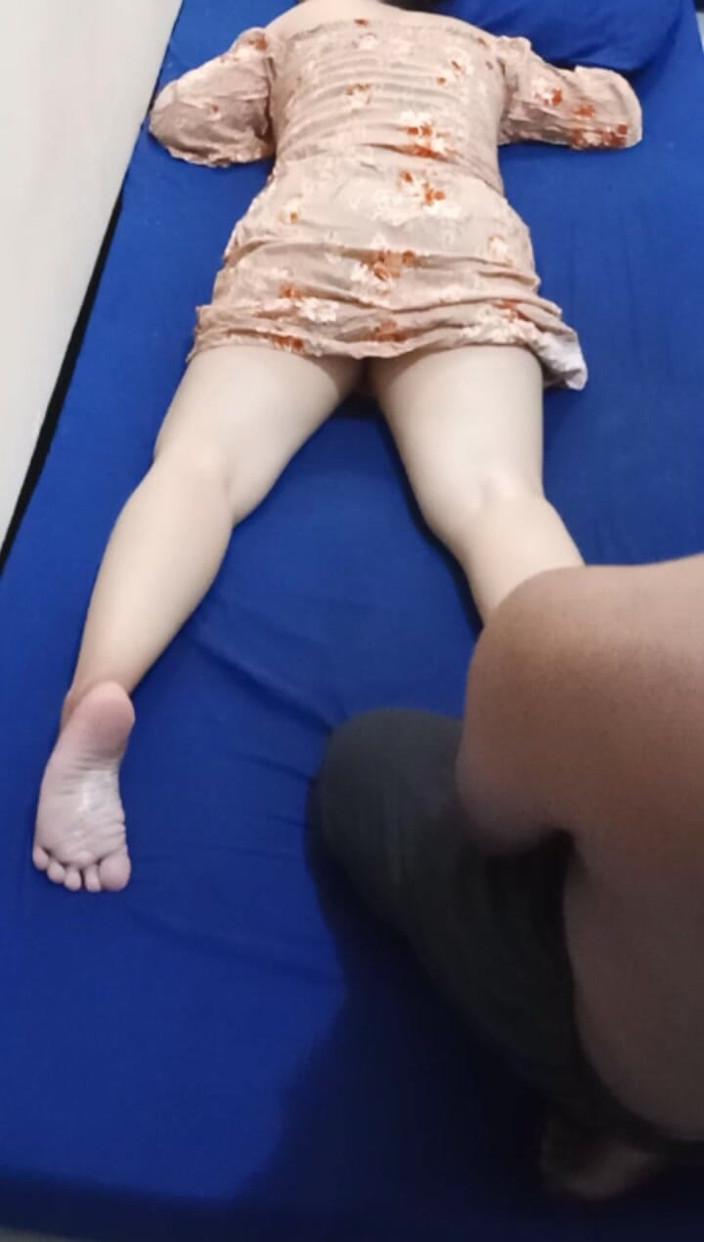 Angelina Pop: 마사지를 받는 동안 이웃의 소녀를 따먹어