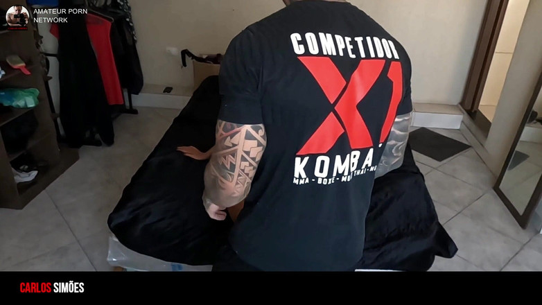 Carlos-Simoes: Tatuerad man med en het brunettflicka som gör