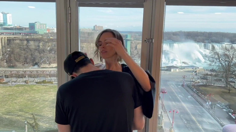 Serenity Cox: 2 typen im hotelfenster ficken / Ehemann teilt ehefrau mit freundlicher...