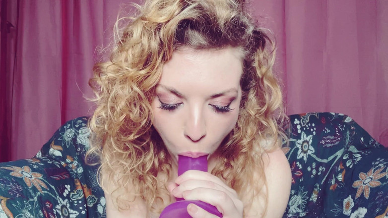 Bunnie Stevens: Глубокая глотка дилдо в моей атласной ночной