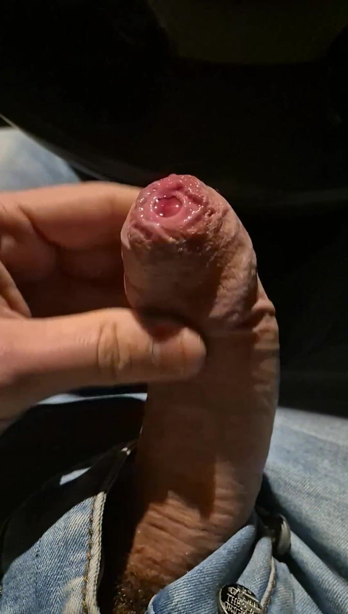 GloomyChase977: Se filtró precum de mi prepucio apretado